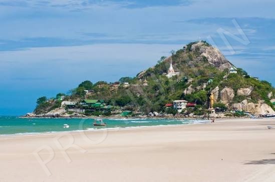 ชายหาดและยามเช้าริมทะเล