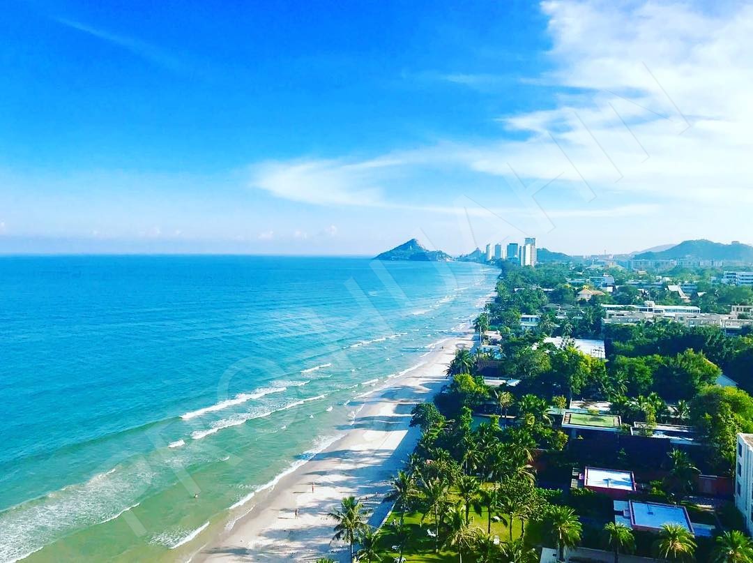 ชายหาดและยามเช้าริมทะเล